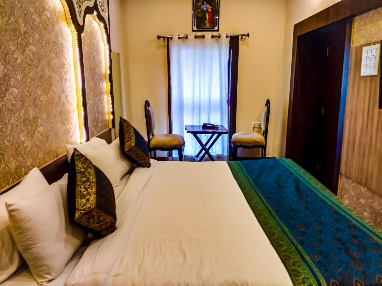 Dwivedi Sri Omkar Palace Inn