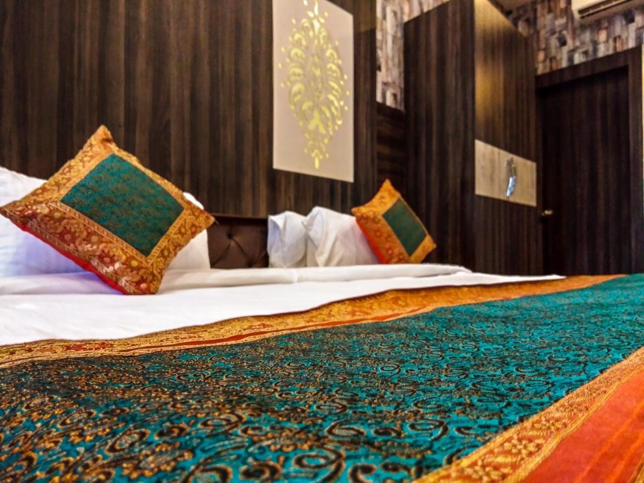 Dwivedi Sri Omkar Palace Inn Varanasi