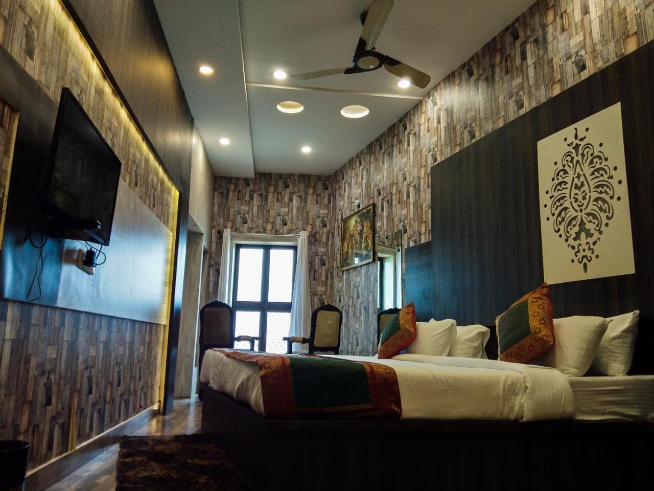 Dwivedi Sri Omkar Palace Inn