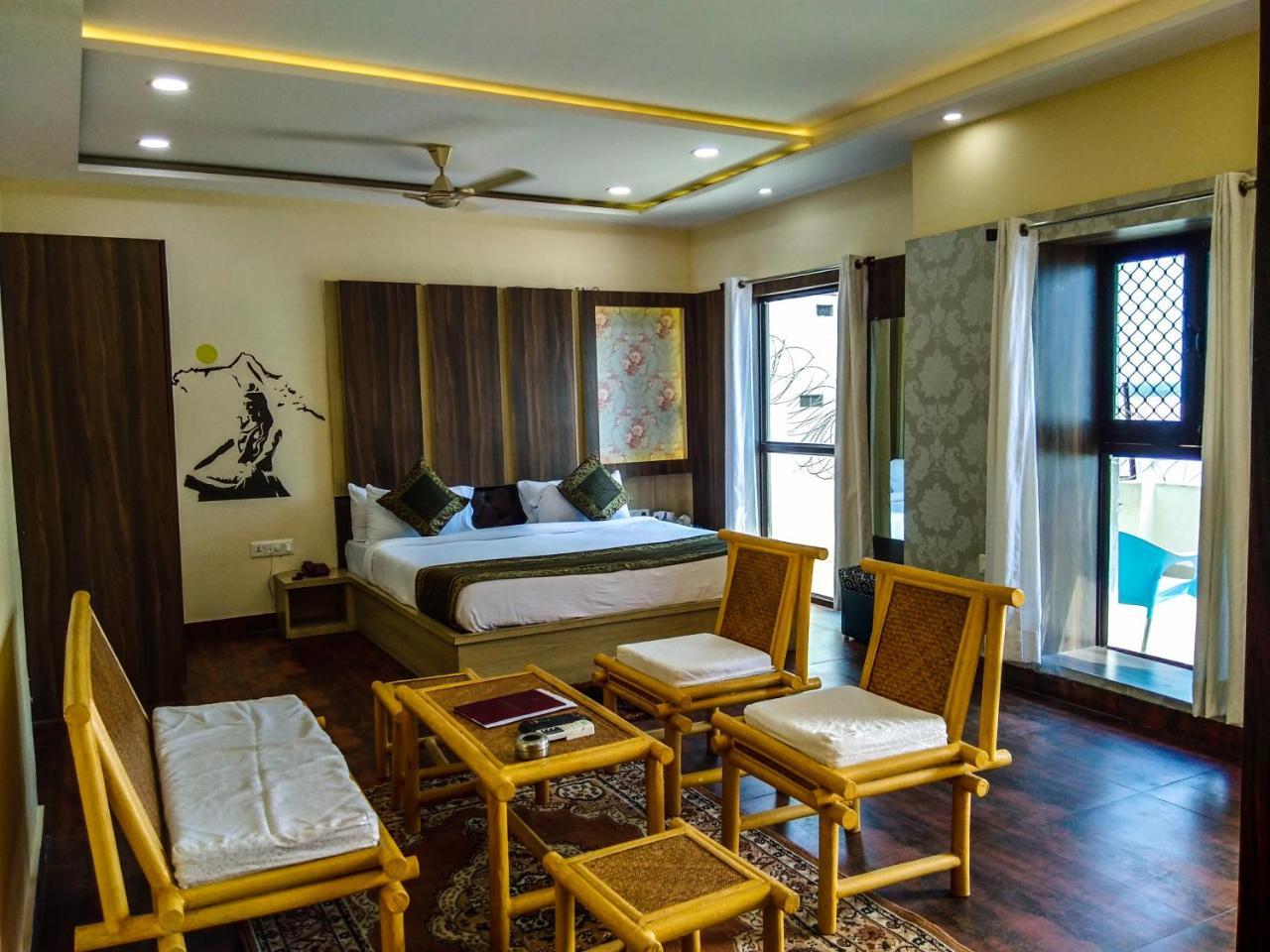 Dwivedi Sri Omkar Palace Inn
